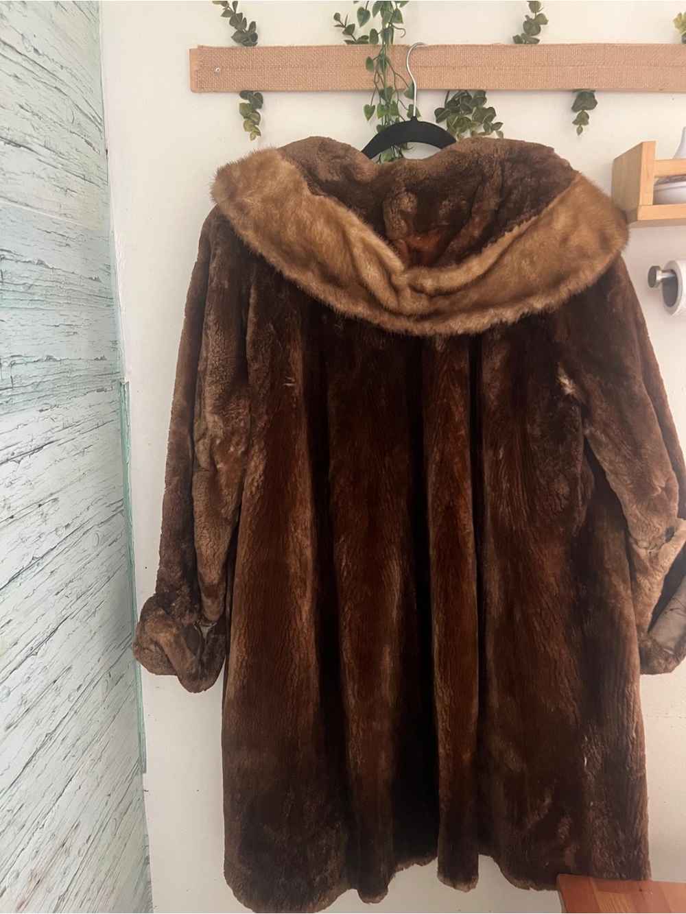 Vintage Eaton’s Fur Salon Brown Fur Coat-Made in Canada| Classic Luxury - Picture 5 of 16